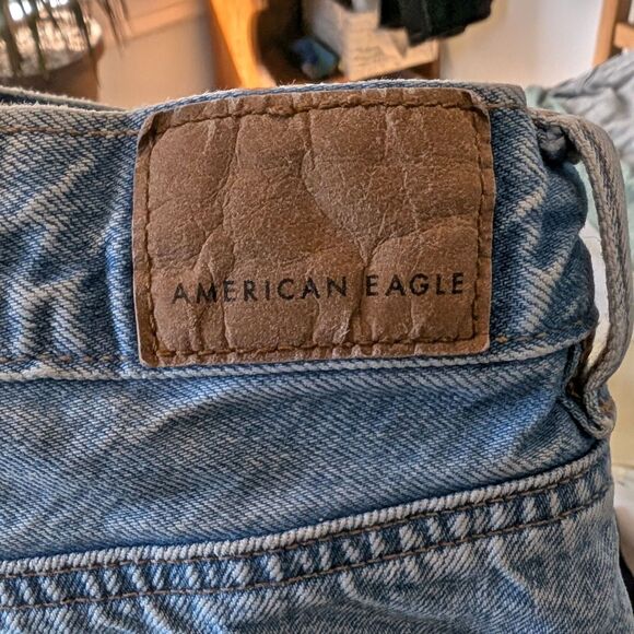 American Eagle Mom Jeans High Rise Distressed Thrashed Denim Bleach Dye Size 6 - Picture 11 of 13